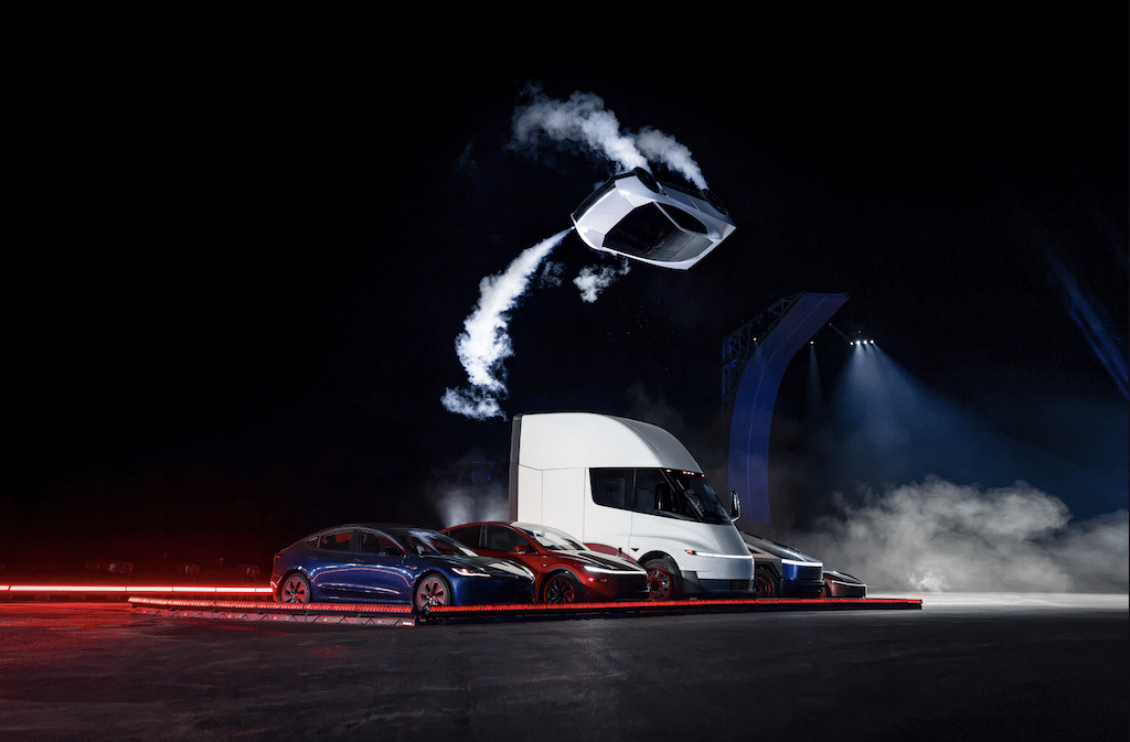 Tesla esitteli uuden Roadsterin Texasissa – auto ajoi ylösalaisin ja teki ilmatemppuja kylmäkaasusuuttimilla